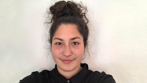 Selfie einer jungen Frau mit lockigen Haaren 