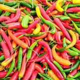 Foto zeigt viele bunte Peperonis.