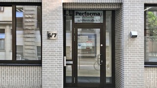 Eingang mit Schriftzug der Performa Nord in Bremen