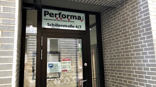 Eingang mit Schriftzug der Performa Nord in Bremen