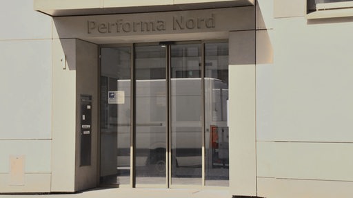 Die Eingangstür des Gebäudes der Firma Performa Nord.