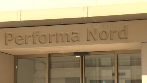 Es ist der Eingang von dem städtischen Verwaltungsdienstleiter "Performa Nord" zu sehen.