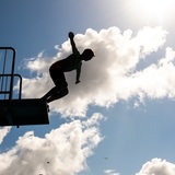 Ein Schüler kurz vor dem Absprung von einem Sprungbrett ins Schwimmbecken. Am 03.07.2019 werden in Niedersachsen und Bremen in den Schulen die Zeugnisse vergeben.