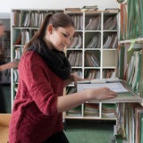 2 Mitarbeiterinnen eines Finanzamtes arbeiten im Aktenraum.