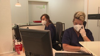 Zwei Arzthelferinnen während der Arbeit in der Arztpraixs in Gröpelingen. 