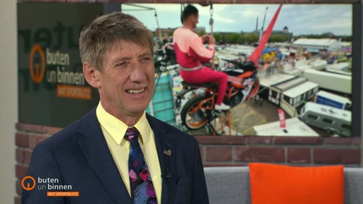 Der Motorrad Artist Peter Weisheit im Studio von buten un binnen.