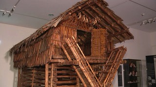 Ein kleines Haus aus Bambusrohren auf Pfählen