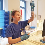 Pflegestudierende bei der Arbeit im Krankenhaus