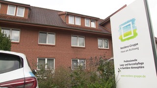 Das Gebäude eines Pflegeheims in Bremen. Rechts im Bild ein Schild mit der Aufschrift "Residenz-Gruppe/ Haus zum Richtweg".