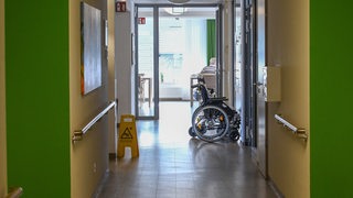 Ein Rollstuhl steht im Flur eines Pflegeheims 