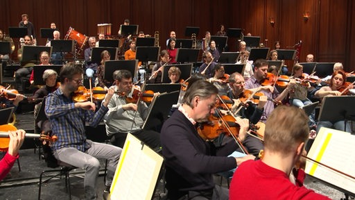 Die Musiker und Musikerinnen des Philharmonischen Orchesters in Bremerhaven.