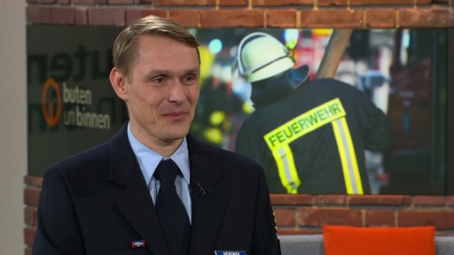 Feuerwehr-Chef Philipp Hessemer zu Gast im Studio von buten un binnen.