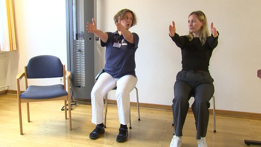 Eine Physiotherapeutin zeigt unserer Reporterin eine Übung gegen Verspannung