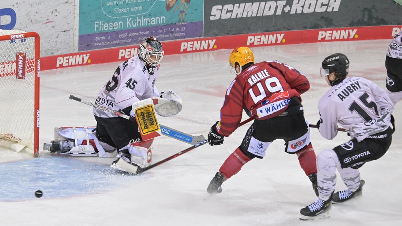 Eishockeyspieler Lukas Kälble kommt zu spät, um den Puck ins Kölner Tor zu schieben.