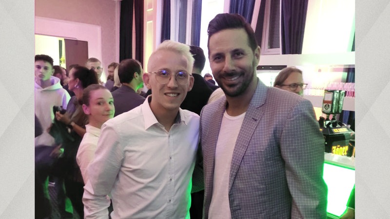 Wildcard-Spieler Tobias Böttcher mit seinem Idol und Teamgefährten für einen Tag: Claudio Pizarro