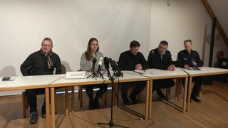 Landrat Bernd Lütjen, Pressesprecherin, Bürgermeister von Lilienthal Kim Fürwentsches (Grüne), Kreisbrandmeister Jan Hinken und Patrick Hublitz vom Polizeikommissariat Osterholz