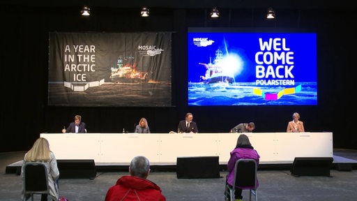 Blick auf das Podium des Pressegesprächs zur Rückkehr der Polarstern