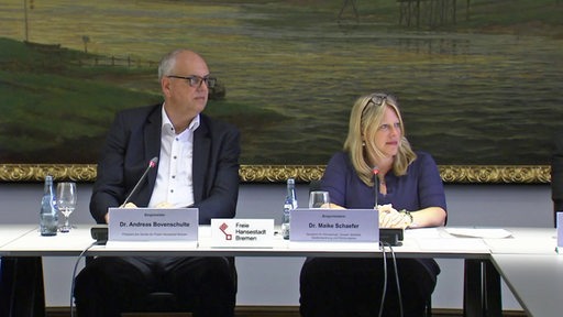Andreas Bovenschulte und Maike Schaefer bei einer Pressekonferenz im Bremer Rathaus