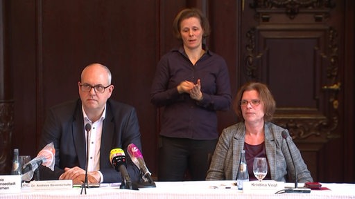 Bürgermeister Andreas Bovenschulte und Kristina Vogt mit Gebärdendolmetscherin