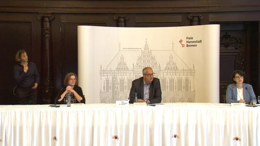 Kristina Vogt, Andreas Bovenschulte und Claudia Bernhard auf einer Pressekonferenz im Bremer Rathaus