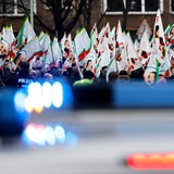 Menschen tragen Plakate mit dem Gesicht des PKK-Anführers Abdullah Öcalan