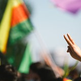 Eine gelb-rot-grüne-Flagge.