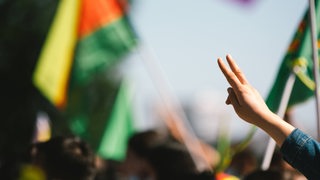 Eine gelb-rot-grüne-Flagge.