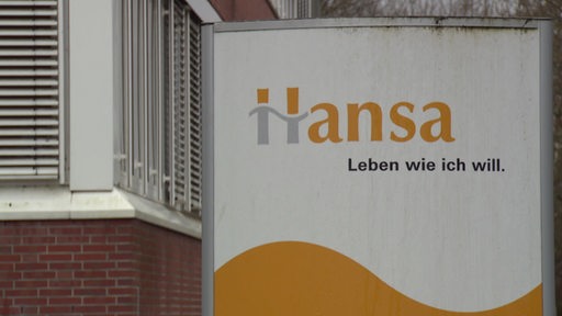 Auf einer Aufstellertafel ist das Logo von dem Pflegeheim "Hansa" zu sehen.