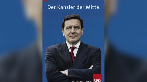 Ein altes Wahlplakat der SPD mit Gerhard Schröder drauf, indem sie sich als Partei der Mitte präsentieren.