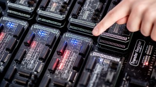 Ein Finger zeigt auf eine Computer-Platine