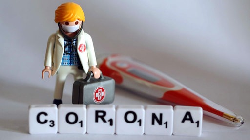 Playmobil-Figur Arzt mit Mundschutz und Fieberthermometer mit Schriftzug: Corona