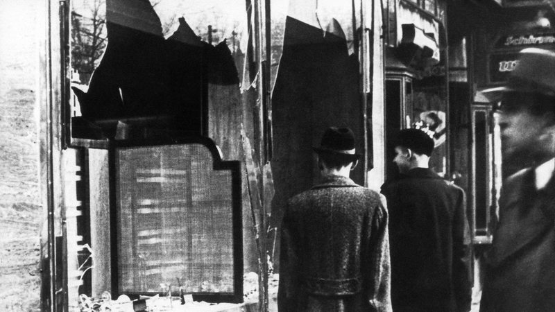 Passanten vor einer zerstörten Fensterfront eines jüdischen Geschäft (Archivbild)