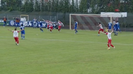Fußballspieler des Bremer SV jubeln über ein Tor im Pokal-Finale gegen den Brinkumer SV.