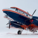Ein Flugzeug steht inmitten einer Schneelandschaft