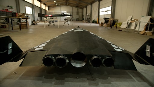 Der Prototyp eines Raumflugzeugs steht in einer Halle.