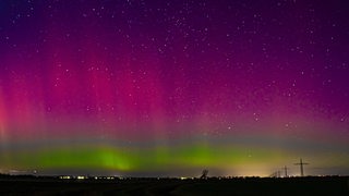 Polarlichter am Nachthimmel in Norddeutschland