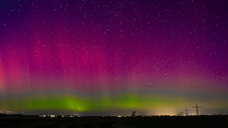 Polarlichter am Nachthimmel in Norddeutschland