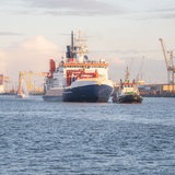Das Forschungsschiff Polarstern vor dem Bremerhavener Containerterminal