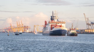 Das Forschungsschiff Polarstern vor dem Bremerhavener Containerterminal