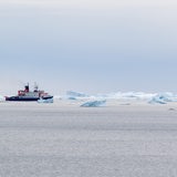 Forschungsschiff Polarstern fährt an Eisbergen vorbei