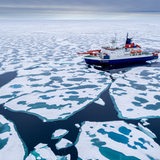 Das deutsche Forschungsschiff "Polarstern" nähert sich in der Arktis dem Nordpol.
