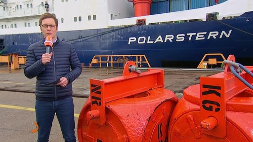 Moderator Felix Krömer vor dem Forschungsschiff Polarstern in Bremerhaven