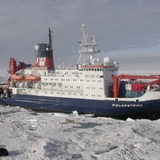 Das Forschungsschiff "Polarstern" manövriert durch ein Eismeer.