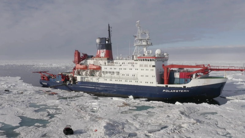 Das Forschungsschiff "Polarstern" manövriert durch ein Eismeer.