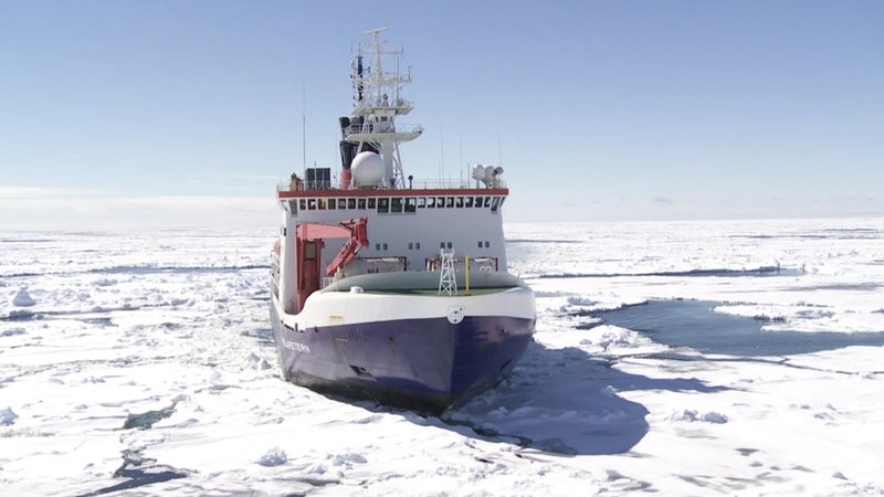 Das Forschungsschiff Polarstern in einer Eis- und Schneewüste