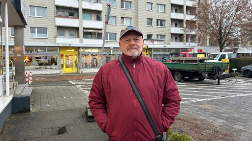 Berenzinski Jaroslaw steht auf einem Parplatz vor einem polnischen Supermarkt. 