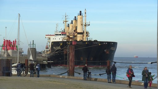 Zu sehen ist das Schiff Polesie im Hafen von Cuxhaven.
