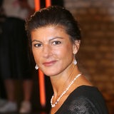 Sahra Wagenknecht schaut streng in die Kamera.