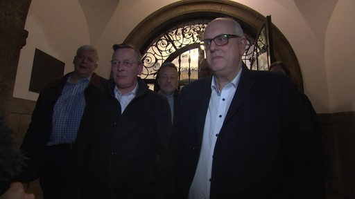 Bremens Bürgermeister Andreas Bovenschule mit dem CDU Fraktionsvorsitzender Frank Imhoff und anderen Politikern vor dem Rathaus. 
