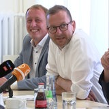 Hauke Hilz, Torsten Neuhoff und Martin Günther an einem Tisch.